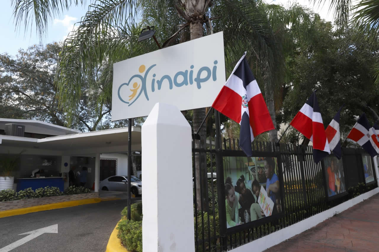 Fachada INAIPI con los colores de la bandera nacional